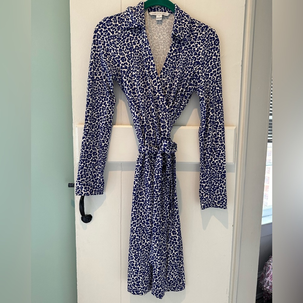 DVF royal blue leopard print sz 6 wrap dress